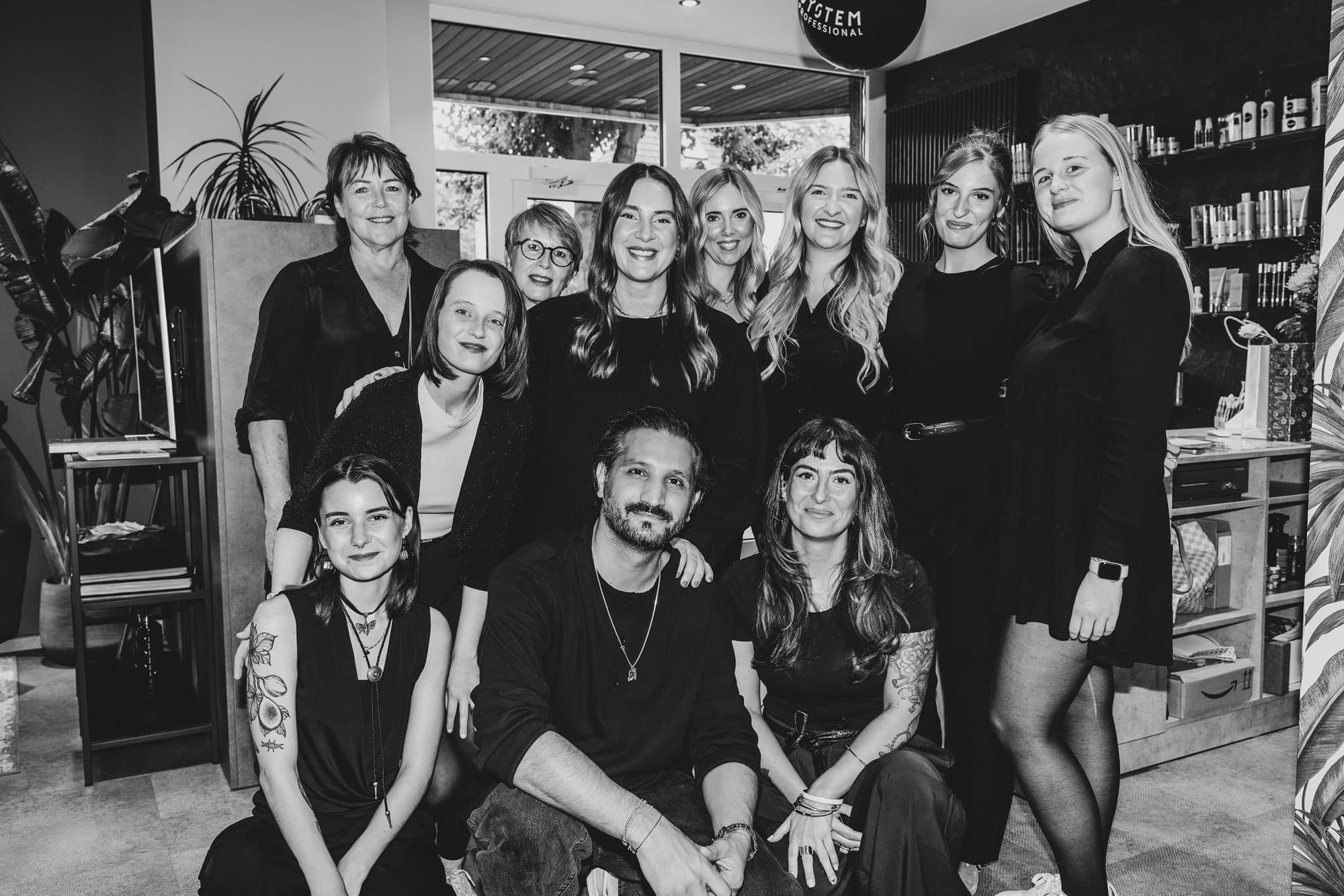 Das Team von Farahani Bonn zur Auszeichnung als System Professional Flagship Salon